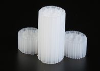 Cor branca plástica material dos meios de filtro do HDPE MBBR do Virgin para o tratamento de águas residuais