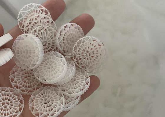 Medios de filtragem MBBR virgem HDPE 63 buracos para tratamento de água