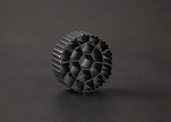 Material virgem de HDPE MBBR Filtro Media Biofiltro 25mm X12mm Tamanho 600 m2/m3 Área de superfície