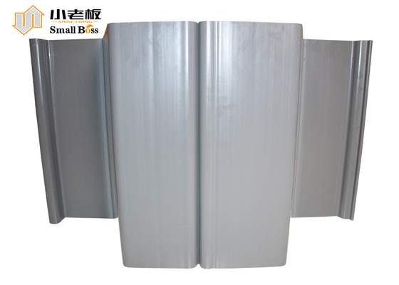 Extrusão de chapas de PVC em pilhas tipo Z para cortes e barreiras de contenção