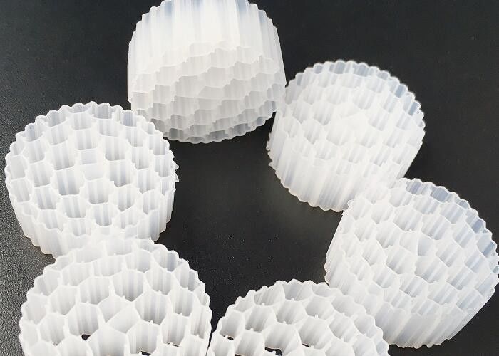 Biotubos de célula ativa MBBR Filtros de plástico Medios Brancos Cores 800m2/m3