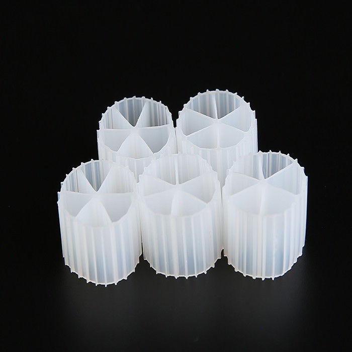 Tratamento de águas residuais MBBR Filtro de mídia 0,96 - 0,98g/Cm3 Densidade com tecnologia A/O de tanque anaeróbico de cor branca