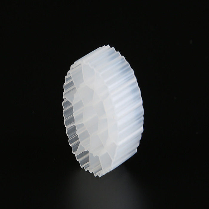Média de filtragem de plástico branco K3 de HDPE Tratamento de água Bio Cel Para processo de lagoa Cass Move Amônia Nitrogênio