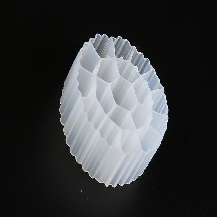 Média de filtragem de plástico branco K3 de HDPE Tratamento de água Bio Cel Para processo de lagoa Cass Move Amônia Nitrogênio