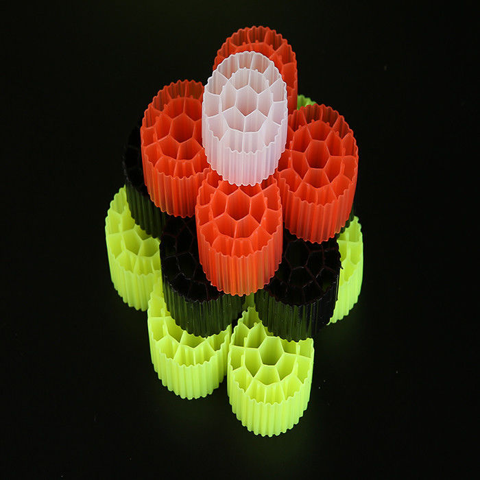 Plastico vermelho / amarelo MBBR Bio Media K1 500 m2/m3 Área de superfície com cor branca