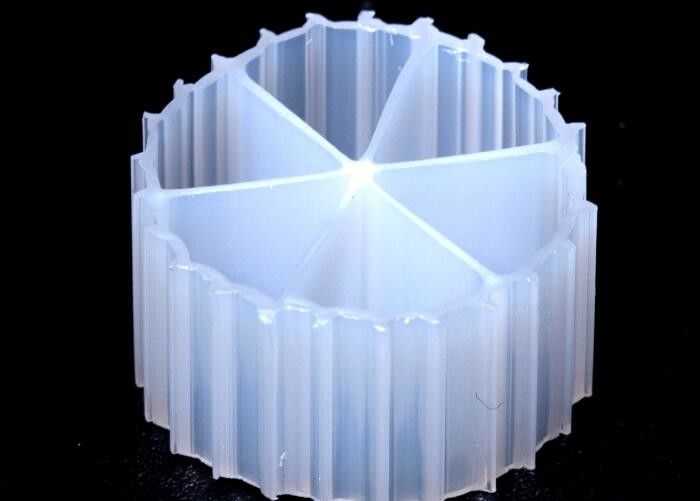16*10mm Dimensão MBBR Filter Media com material virgem HDPE e Rapid Carrier Biofilm Formation