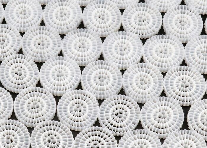 Medios de filtragem de cama móvel flutuante de HDPE para instalações de tratamento de águas