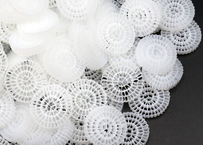 Medios de filtragem de cama móvel flutuante de HDPE para instalações de tratamento de águas