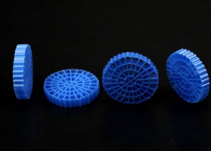 Peixe de lago de aquário cor azul MBBR portador flutuante área de superfície grande >1200M2/M3 tecnologia SBR 25*4mm média