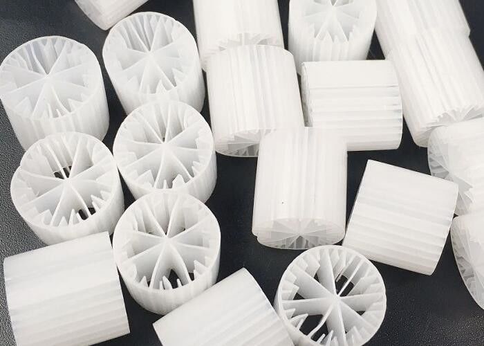Medios de filtragem de plástico de biomassa de HDPE 15*15mm para porta-tecnologia WWTP SBR
