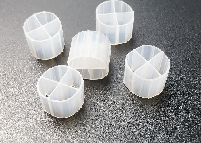 Aquacultura Peixe MBBR Bio Filter Media 12*9mm Hdpe Bioballs Brancos Sbr Processo