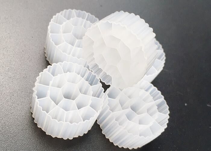 Medios de tratamento de água Hdpe K3 Biocell MBBR 25*12mm 600m2 / M3 Grande área de superfície