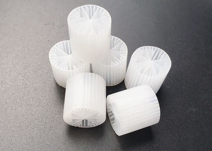 Reator de cama móvel 15*15mm MBBR Tratamento de água Biomédia para tanque anaeróbico