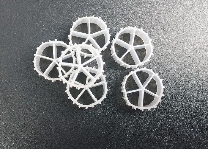 Medios de filtragem MBBR de cor natural e material virgem HDPE MBBR Bio Media para RAS 10 * 7mm