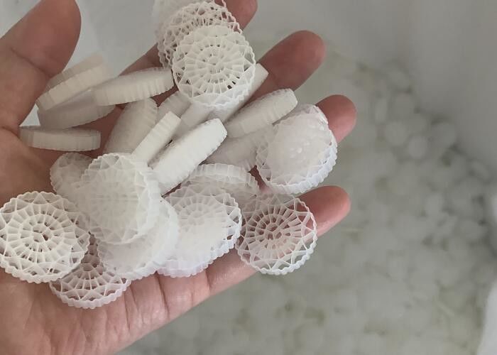 Medios de filtragem MBBR virgem HDPE 63 buracos para tratamento de água