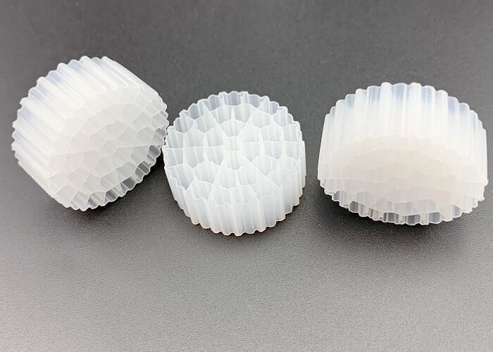 Medios de filtragem flutuantes de HDPE branco MBBR FDA PE37 25*10MM