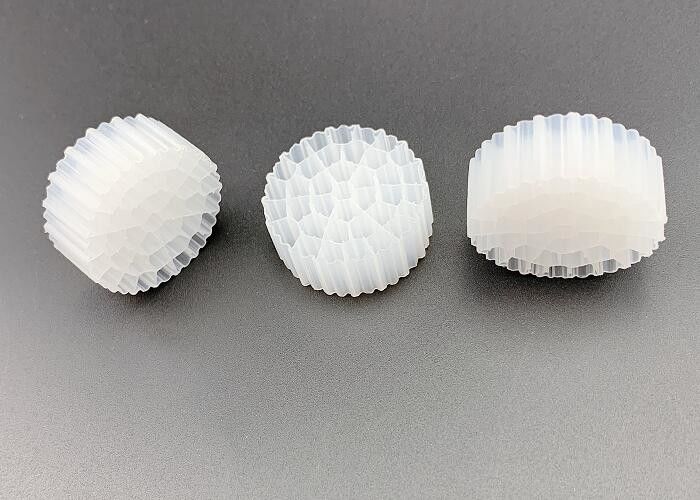 Medios de filtragem flutuantes de HDPE branco MBBR FDA PE37 25*10MM