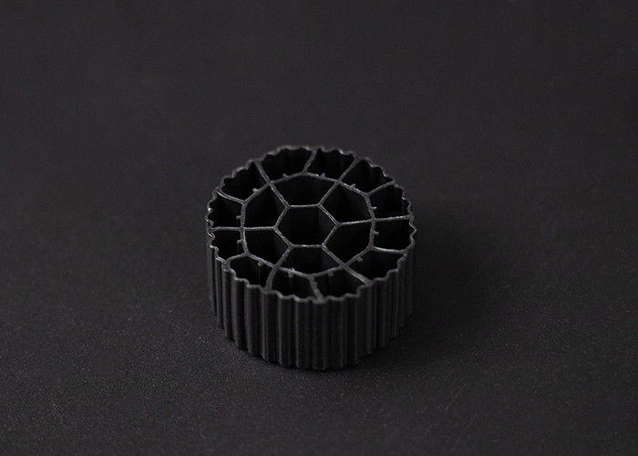 Material virgem de HDPE MBBR Filtro Media Biofiltro 25mm X12mm Tamanho 600 m2/m3 Área de superfície